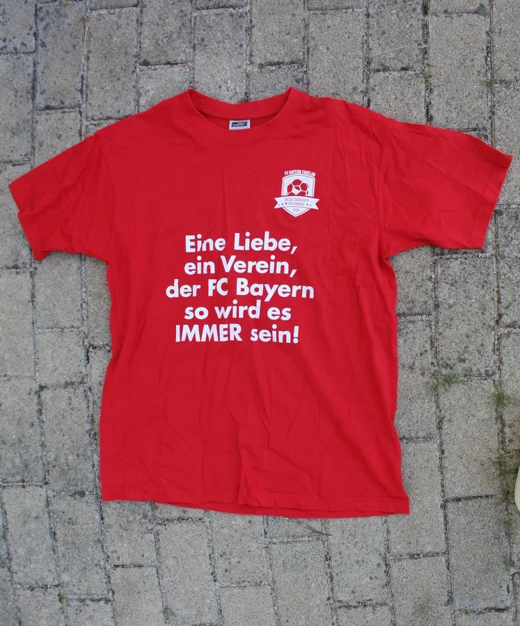 Tshirt „Eine Liebe" rot, Vorderseite